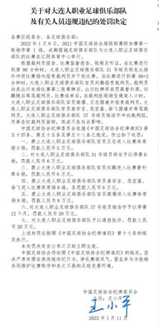 同时释出的“双雄并肩”版海报中，海面之上，危机迫在眉睫，深海霸主巨齿鲨群急速前行，席卷海面